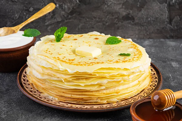 Deliciosas Crepas Con Miel Crema Agria Sobre Fondo Madera — Foto de Stock