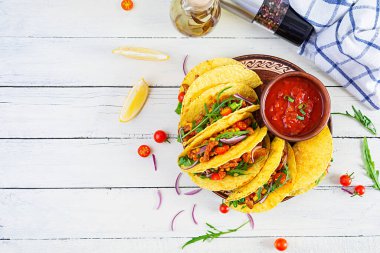 Mısır tortilla ve ahşap kaplama etli Meksika tacoları. Üst görünüm
