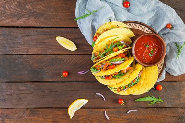 Mısır tortilla ve ahşap kaplama etli Meksika tacoları. Üst görünüm