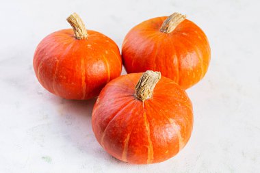 Tahta arka planda mini balkabakları. Şükran Günü konsepti.