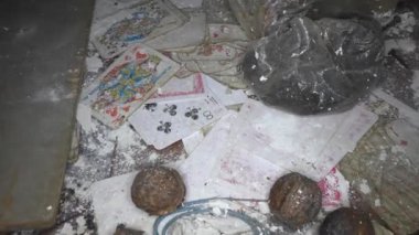 Stalker geceyi Çernobil bölgesinde geçirmek için yeni nesneler keşfediyor..