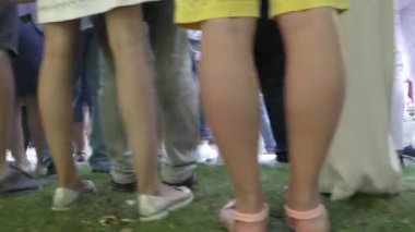 İnsanlar sırada bekleyip olayı bekliyorlar..