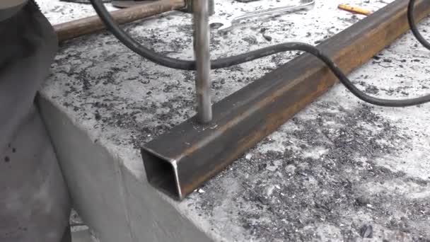 Trabajador Taller Perfora Agujero Metal Con Taladro Mano — Vídeo de stock