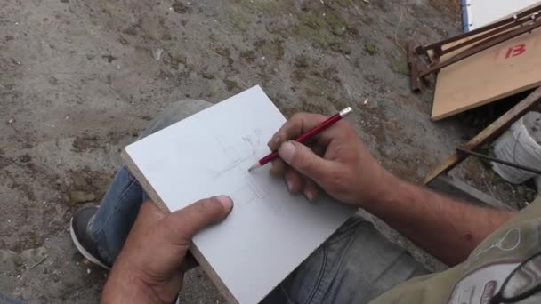 Bir Mühendis Bir Mekanizma Montajı Çizimi Üzerinde Çalışıyor — Stok video