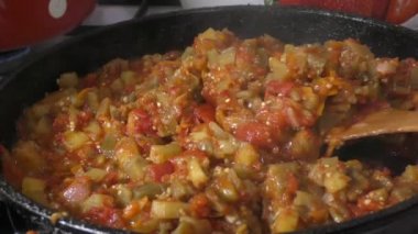 Pişirme, kızartılmış ve haşlanmış sebzeler. Sebzeler ve meyveler termal olarak işleniyor..