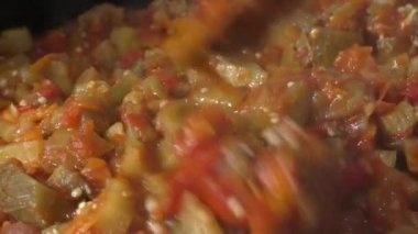 Pişirme, kızartılmış ve haşlanmış sebzeler. Sebzeler ve meyveler termal olarak işleniyor..