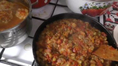 Pişirme, kızartılmış ve haşlanmış sebzeler. Sebzeler ve meyveler termal olarak işleniyor..