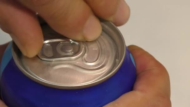 Koolzuurhoudende Drank Een Ijzeren Blik — Stockvideo