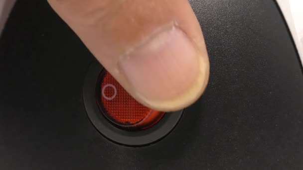 デバイスの電源スイッチの赤いボタンがスムーズに動作しています — ストック動画
