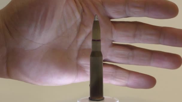 Die Hand Schützt Vor Gefährlicher Munition Zur Unzulässigkeit Des Waffeneinsatzes — Stockvideo