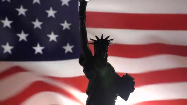 Amerikansk Flagga Viftar Vinden Mot Bakgrund Frihetsgudinnan — Stockvideo