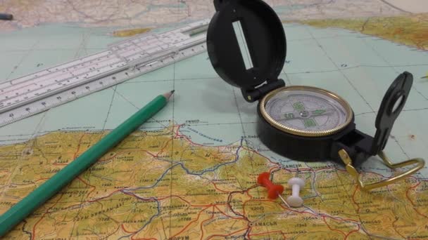 Μια Μαγνητική Πυξίδα Όπου Χρησιμοποιείται Εργαλείο Πλοήγησης Και Ένας Χάρτης — Αρχείο Βίντεο