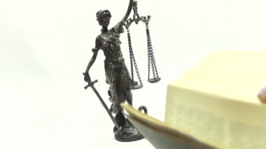 Themis Heykeli - beyaz arka planda Adalet Tanrıçası