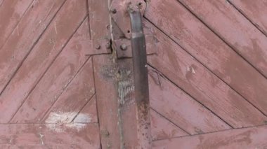 Korkmuş bir adam eski bir kapıyı açar. Bilinmeyen kapıları açmak korkutucudur..