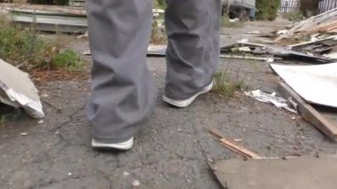 Tuvaleti kullanmak isteyen ve tenha bir yer seçen bir adamın bacakları..