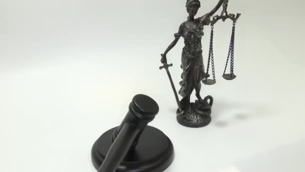 Статуя Фемиды Богини Правосудия Белом Фоне Фемида Символ Справедливости — стоковое видео
