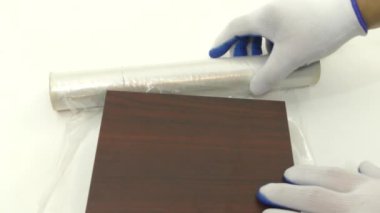 İşçi gerilim filminde ahşap bir kutu paketliyor..