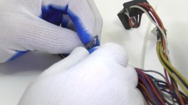 İşçi kabloları plastik bir kravatla bağlar..