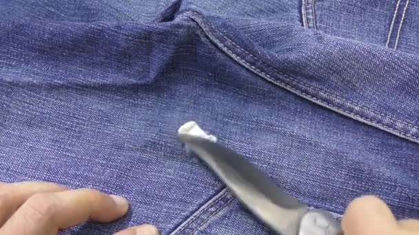 Man Probeert Kauwgom Verwijderen Die Aan Jeans Kleeft — Stockvideo