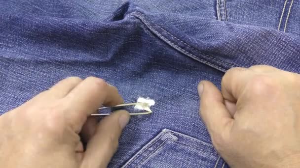 Homem Está Tentando Remover Chiclete Aderindo Jeans — Vídeo de Stock