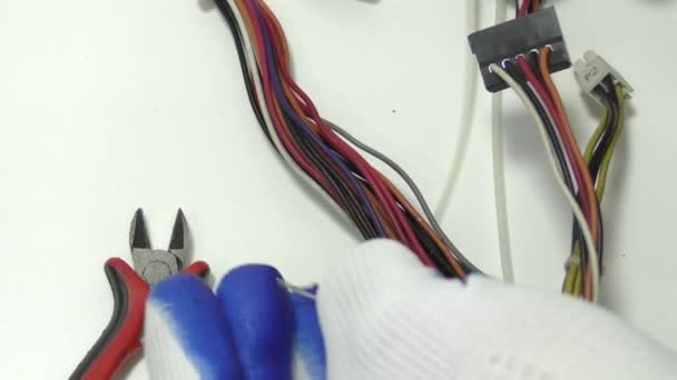 工人用塑料领带把电线捆起来 — 图库视频影像