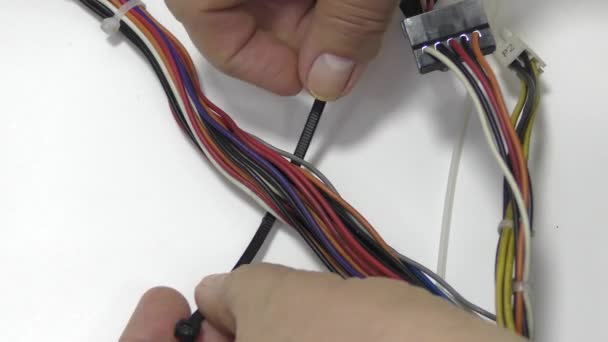 Trabajador Ata Los Cables Con Una Corbata Plástico — Vídeos de Stock