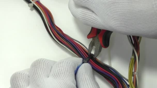 Trabajador Ata Los Cables Con Una Corbata Plástico — Vídeos de Stock