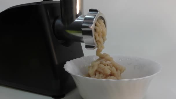 Process Making Minced Meat Chicken Using Electric Meat Grinder — Stock Video