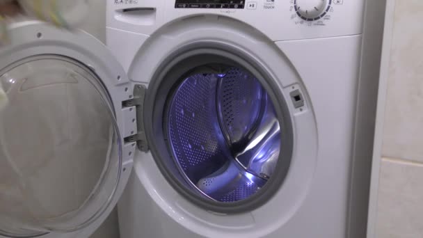 Carregando Roupa Suja Máquina Lavar Roupa — Vídeo de Stock
