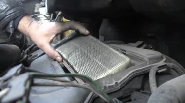 Otomatik tamirci kirli hava filtresinin yerini aldı.