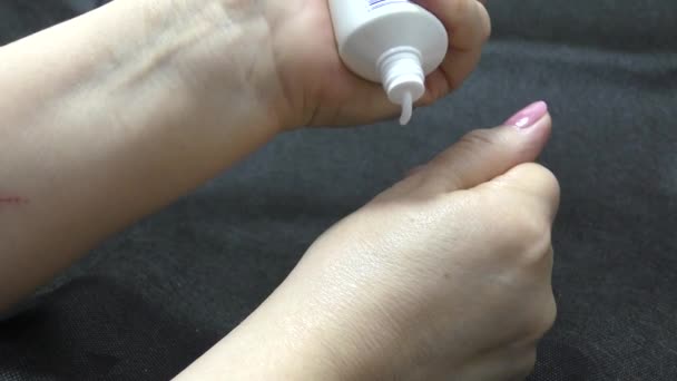 在女性的手上涂一种有营养的 疗愈的药膏 黑暗背景 — 图库视频影像
