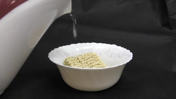 Nstant Fideos Cocina Verter Agua Tetera Los Platos Con Fideos — Vídeos de Stock