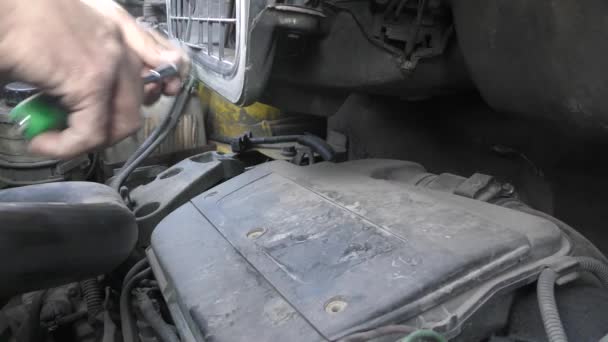Auto Mechanik Zastępuje Filtr Powietrza Brudnego — Wideo stockowe
