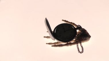 İskeletin elindeki saat Kıyamet kopmak üzere.