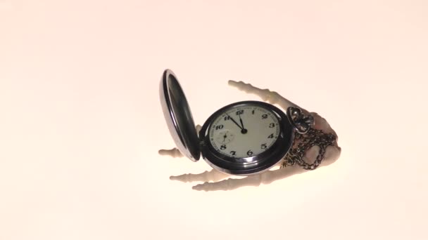 Skeletin Elindeki Saat Kıyamet Kopmak Üzere — Stok video
