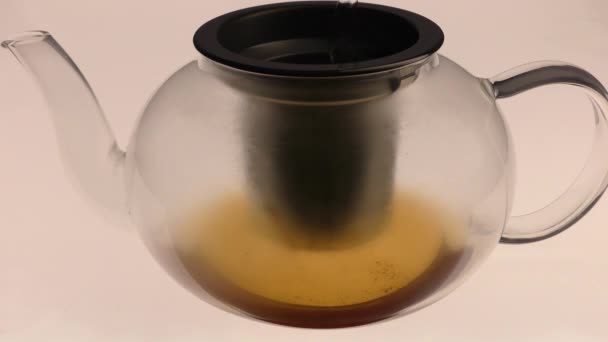 Thé aux fruits sains dans une théière en verre.