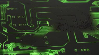Elektronik panonun üstündeki kamera geçidi yeşille işaretlenmiş. Bağlantı çizgileri ve elektronik bileşenler gösteriliyor.