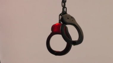 Arka planda rüşvet vermek, kolluk kuvvetlerinde kullanılan çelik kelepçeler. Video arka planda çekilmiş..