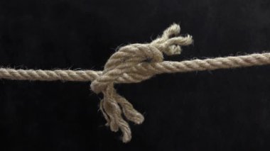 Uygunsuz bir halat düğümü hafif bir gerilimden kurtuldu ve koptu..