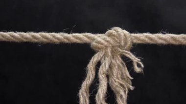 Uygunsuz bir halat düğümü hafif bir gerilimden kurtuldu ve koptu..