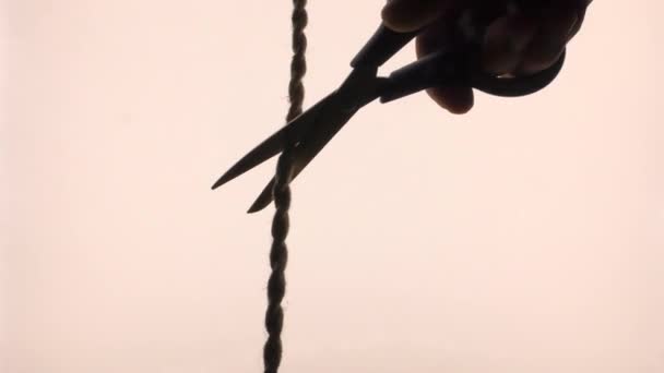 Kawałek Liny Pocięty Nożyczkami Jako Symbol Czegoś Niedobrego — Wideo stockowe