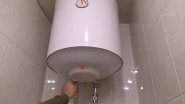 Fayanslı duvarda modern elektrikli kazan. Beyaz su ısıtıcısı.