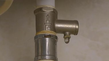 Fayanslı duvarda modern elektrikli kazan. Beyaz su ısıtıcısı.