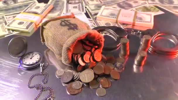 钱袋上戴着手铐 一个装满铜板硬币的黄麻袋 — 图库视频影像