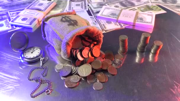 Μια Τσάντα Χρήματα Στην Οποία Κέρματα Χύνεται Μια Τσάντα Γιούτα — Αρχείο Βίντεο