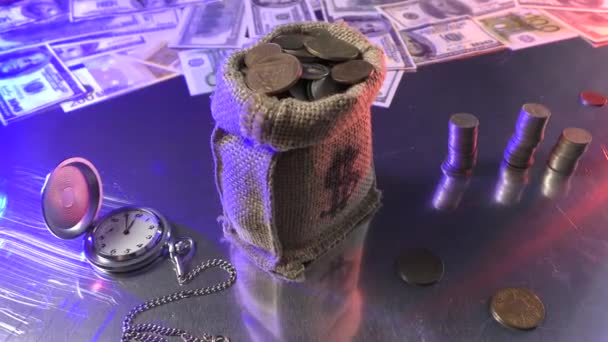 装硬币的麻袋装硬币的麻袋 装硬币的铁片上的麻袋 — 图库视频影像