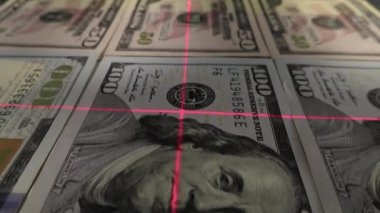 Bir lazer tarayıcı ile kontrol kağıt dolar para bir aracı olarak mali işlemler, farklı mezhepler, bir video kamera önünde hareket.