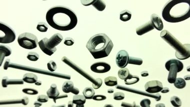 İzole edilmiş civatalar, fındıklar ve fındıklar arka ışıkta geçiyor. Galvanize metal bağlayıcılar.