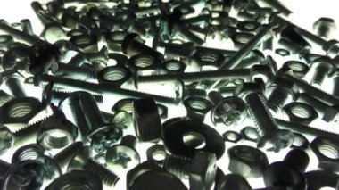 İzole edilmiş civatalar, fındıklar ve fındıklar arka ışıkta geçiyor. Galvanize metal bağlayıcılar.