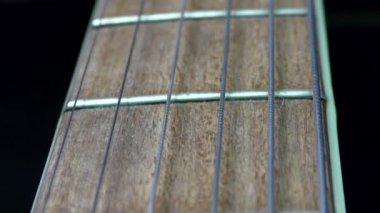 Akustik gitar yaka videosu. Müzik ve sanat konsepti. Siyah arkaplan.